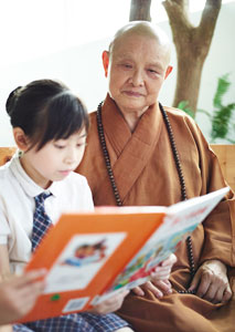 普暉師傅與一位女同學一起看書