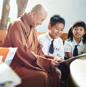普暉師傅與2位學生一起看書